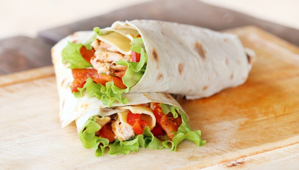 Kurací wrap so zeleninou, výborný recept na večeru za 20 minút. Foto - Freepik